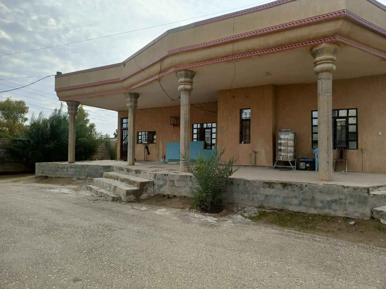 السلام عليكم بيت للبيع يحتوي على غرفتين نوم واسقبال وهول وصاله ومطبخ حمامات خارجيه وداخليه ومساحه الارض ١٠٠٠ م يقع قبل سيطره دخول العلم من اتجاه تكريت حي السلام مقابيل المجسر السعر المطلوب ٥٨ مليون ٠(***********)📲
