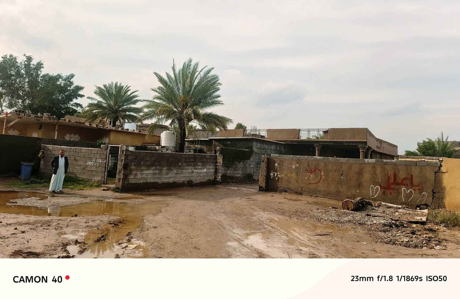 سلام عليكم بيت  3غرف نوم صاله ستقبال مطبغ ويا مشتمل مساحه كليه 1100طابو سند 25حق تصرف شارع عرضه 8متار  خدمات كامله شارع عام دقيقتين مسافه علي بغداد تقاطع نهروان قرب بسمايه مقابيل نفطيه ستفسار ***********نتصال
