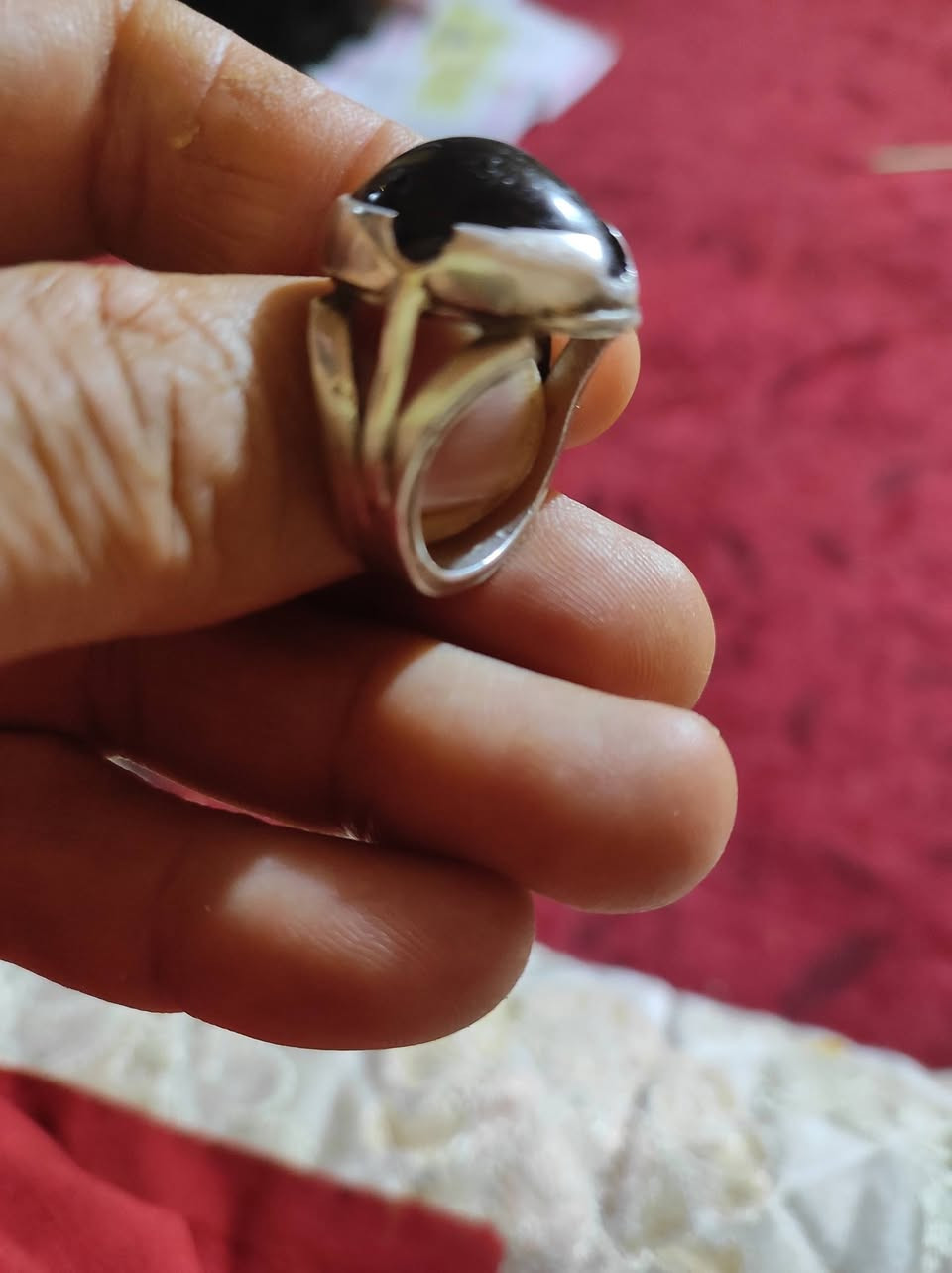 ياقوت زريجي قديم جدا صياغه قياس ١٩ أو ٢٠ خنصر بصره *********** سعره ٧٥ الف نهائي
