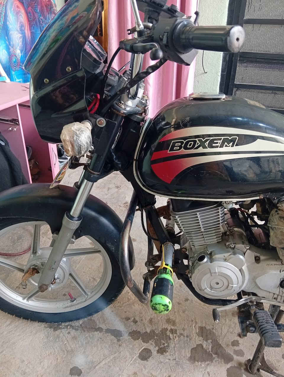 سلام عليكم
دراجه بوكسم 
موديل 19 أوراق اصلي كبل ترقم 
كلها شغاله سلف هندر اشاير يمنه يسره عالي ناصي بك لايت دشبول كامله كلها شغاله مكينتها مفتوحه مره وحده عوزها بس صالنصه طاك الفلتر بس 
مكاني حله ابو خستاوي رقم *********** سعر 800 وبيها مجال لشراي
