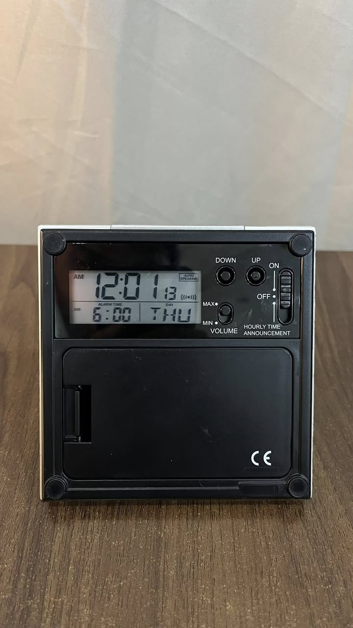 السلام عليكم 

ساعة سيكو 
ساعة ناطقة عند الضغط عليها مثل ما موضح بالفيديو و تنطق الوقت عند مرور كل دقيقة 
و بيها منبه و بيها هواي مواصفات


**إذا كنت صاحب هذا الإعلان وتريد حذفه لأي سبب، رجاءا أرسل رسالة إلى الدعم الفني**