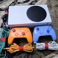 جهاز اكس بوكس سيريس اس للبيع الذاكرة512 جهاز اي عيب ما بيه  يأتي الجها...