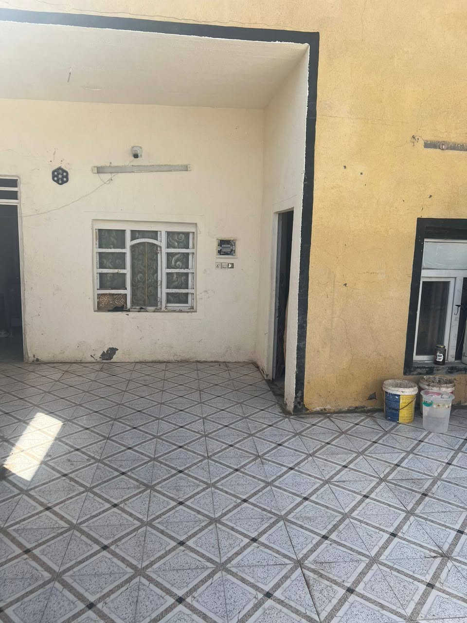 السلام عليكم دار للبيع في حي الحسين قرب المولده بشارع الوسطاني الاتصال على رقم ***********
