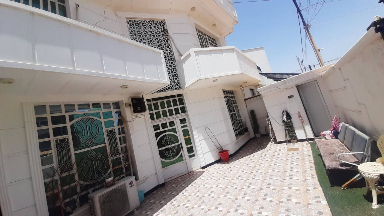 بيت 200 متر حله بداية زوير ثاني ييت عن الشط طابقين اربع غرف نوم هول استقبال مطبخ مجمعات صحيه يباع مع الاثاث او بدونه حسب الرغبه اتصال عالرقم *********** بي واتس

*********** اثير
