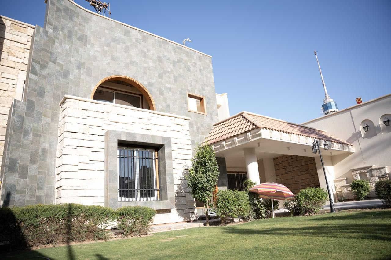 فيلا للإيجار حصراً الى شركة اجنبية 
المساحة:  +1000 متر
العنوان : المنصور الاميرات
سعر الايجار : 180,000 دولار سنوياً قابل للتفاوض

للاستفسار : ***********
