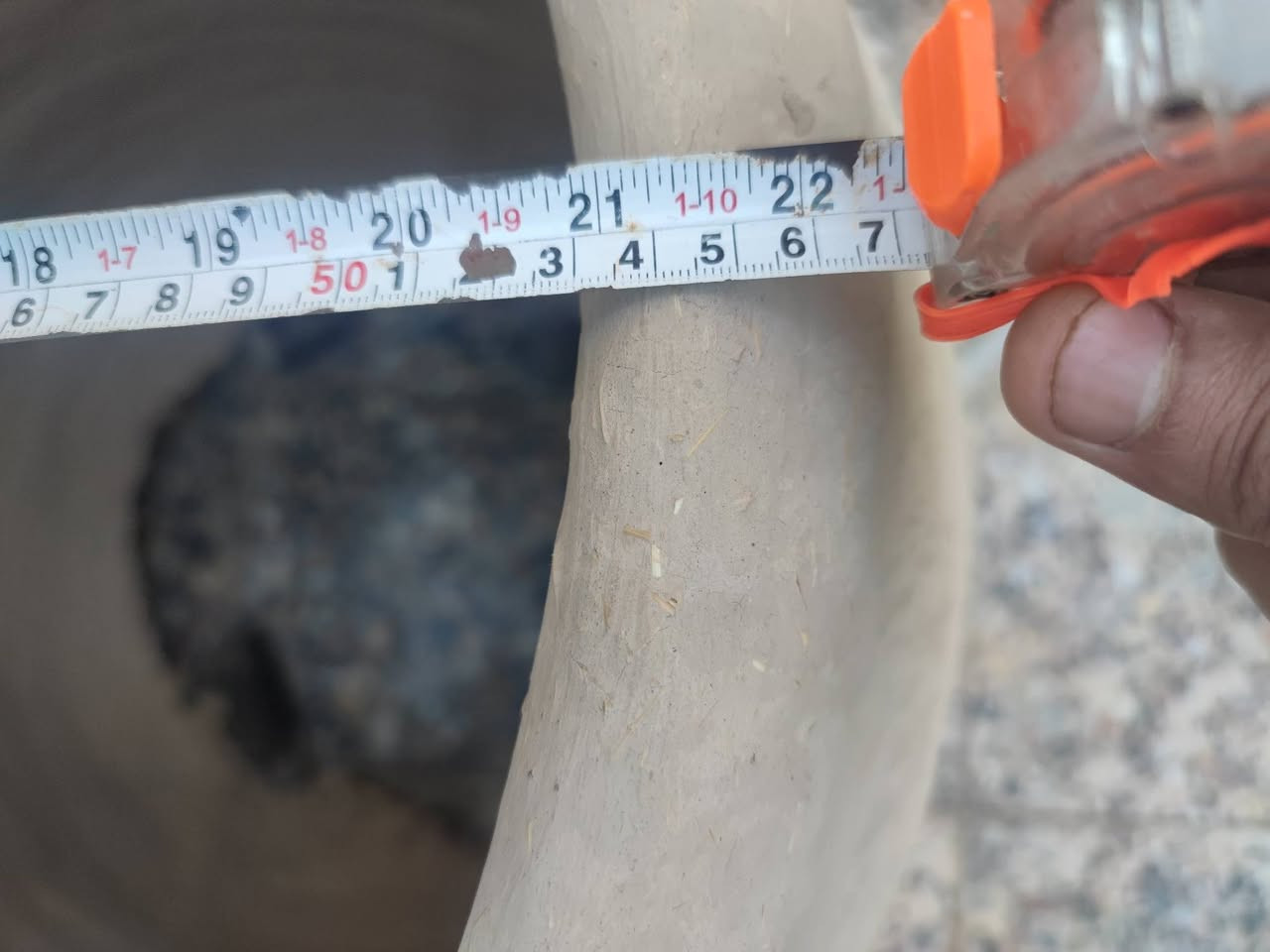 تنور طين حجم كبير شغل درجة اولى 
سعر 40الف وبيها مجال الجية

قطر التنور (حلك التنور)  54سم
ارتفاع التنور 94سم 

العنوان خلف جامع الصدرين بشارع مكتب الخير لبيع الحديد
*********** واتساب موجود
