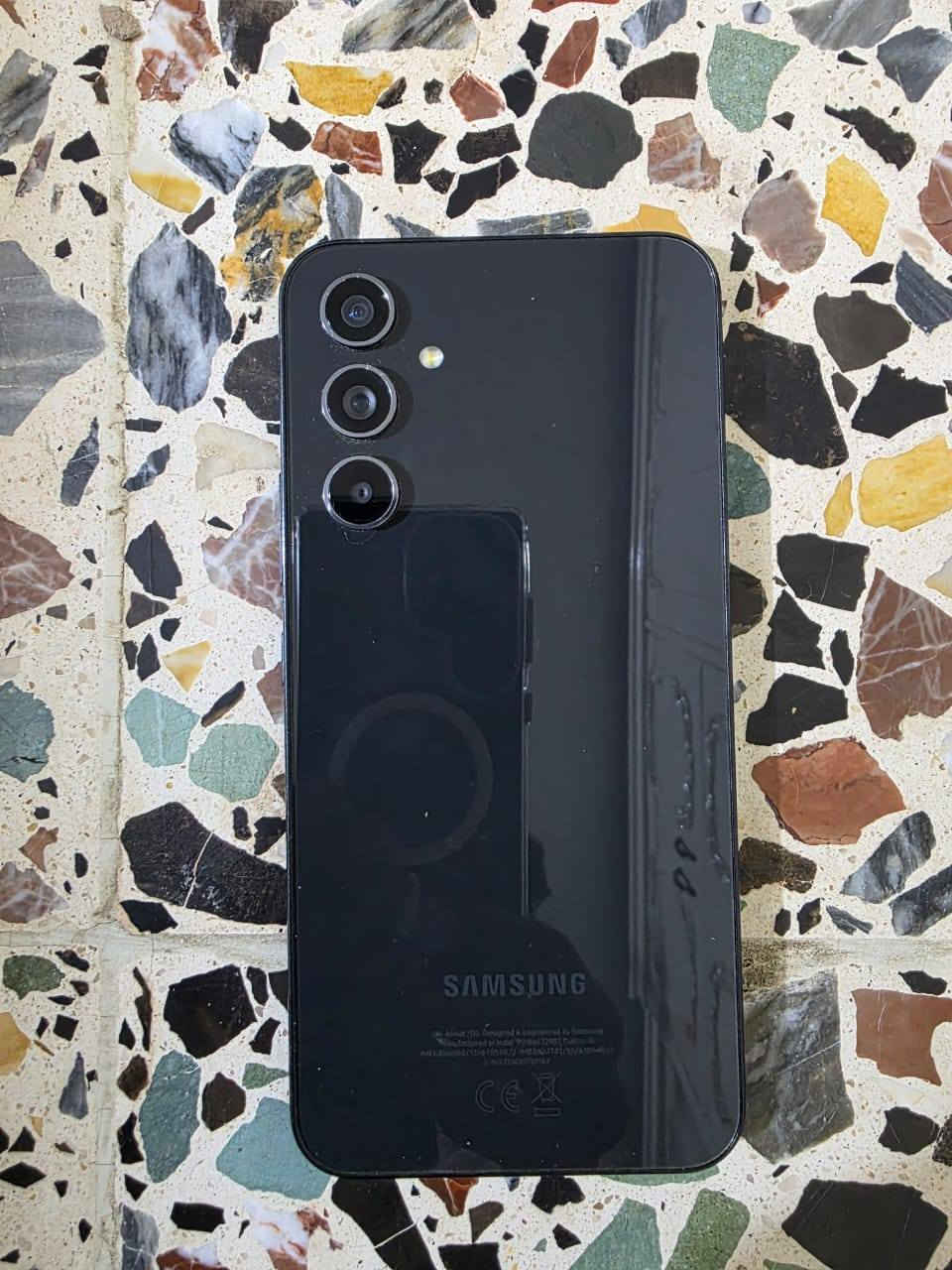 سلام عليكم عدي جهاز سامسونكA54 ذاكرة 256نضيف ما مصلح جهاز نضيف كلش مال بيت مكان بغداد جديده هاذ رقمي *********** واتساب متواجد
