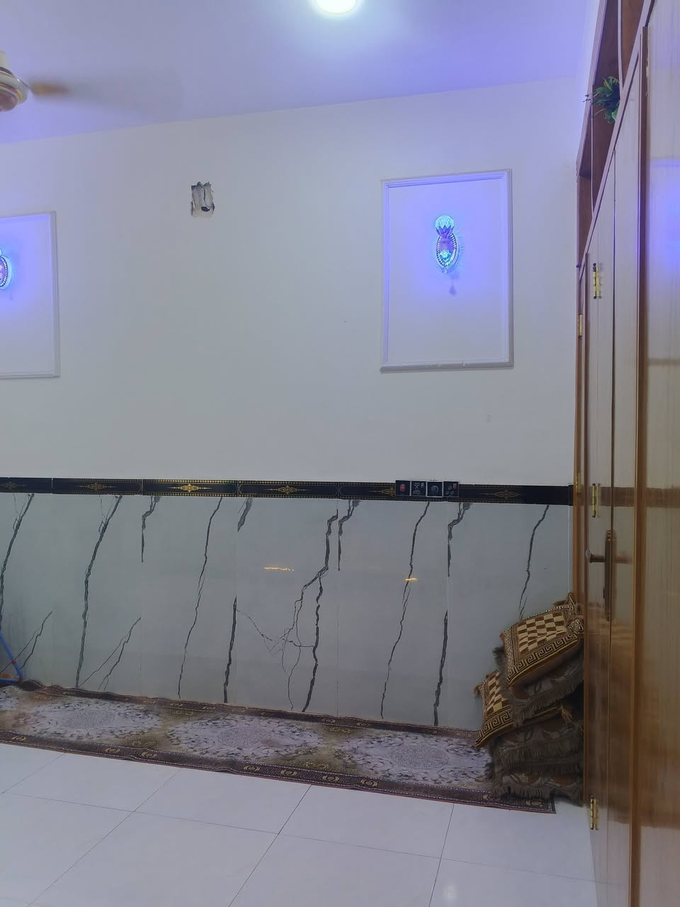 دار للبيع المساحه 100 طابق ونص شارع 60  مقابل جامع الاحسان  حي النداء شارع المجمعات شغل درجى اولى وبناء جديد للتواصل والتفاصيل اكثر *********** يباع مبادره أيضاً شغل لوح يحتوي على غرفتين وصاله وصحيات 3 وستقبال مفتوح ع صاله باب دفتري السعر 92 وبيه مجال
