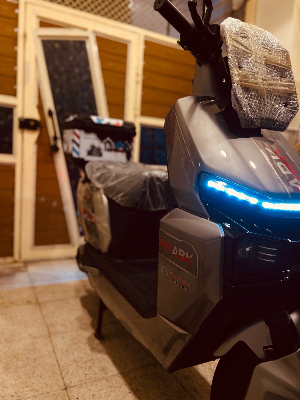 دراجة كهربائية جديدة، موديل حديث ومميز، لون فضي مع أضوية LED أنيقة توفر قيادة ليلية مريحة. تصميم مدمج وسهل التحريك في الشوارع الضيقة، مثالية للاستخدام داخل المدينة. تحتوي على صندوق خلفي كبير للتخزين.