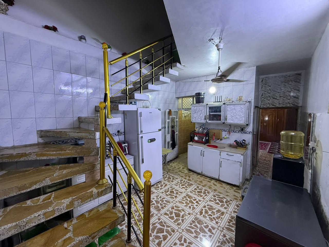 السلام عليكم  دار للبيع المساحه 75 الوجه ٤ اله ربع والنزال ٢٠ يحتوي على استقبال ثلاث غرف نوم صاله مطبخ حار ثلاث مجامع صحيه وفي الطابق الثالث يحتو عله غرفه مخزن البلديات مقابيل مخازن الاسمنت اليؤن  اول فرع مقابل الجسر  للاستفسار ***********
