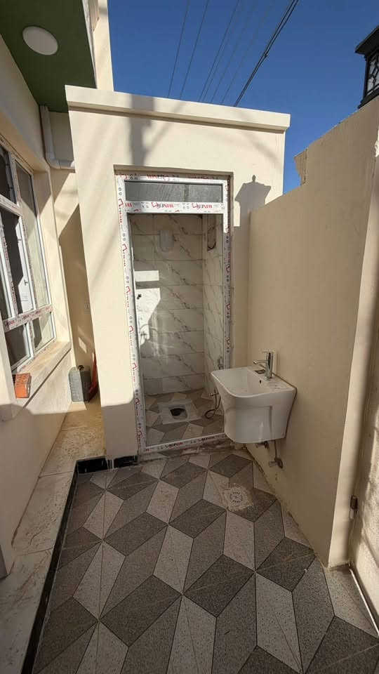 🏠 بيت حديث البناء للبيع في موقع مميز جداً 🏠
 الموقع: تكريت - حي الديوم (مربع 16 ألف) - موقع مميز وقريب من الخدمات.
 المساحة الإجمالية: 100 متر مربع.
 الأبعاد: الواجهة 5 متر | النزال 20 متر.
 عرض الشارع: يقع على شارع بعرض 15 متر (شرحة ومريحة للمرور والبارك).
 حالة العقار: بناء حديث (درجة أولى) وجاهز للسكن.
✨ مميزات العقار:
 تصميم داخلي يستغل المساحة بشكل ممتاز.
 يقع في منطقة حيوية ومرغوبة (مربع الـ 16 ألف).
 الشارع العريض (15م) يمنح العقار وجاهة وخصوصية وراحة في وقوف السيارات.
📞 للاستفسار ومعاينة العقار:
***********
