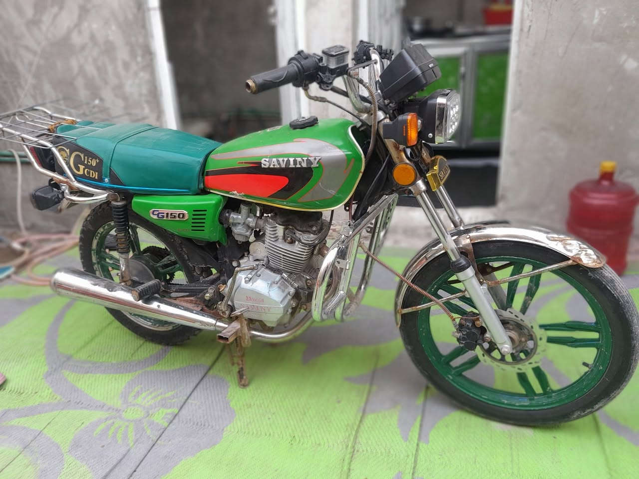 للبيع 
دراجة نظيفة  سيفان 5 كير  موديل 20  أوراق كاملة بس انضربت بسيارة من ورة بس الدبل يرجع شغالة وياها صندوق دلفري جديد مامستخدم الدراجة تاركها بلكرادة       لي يحب يتصل ***********
