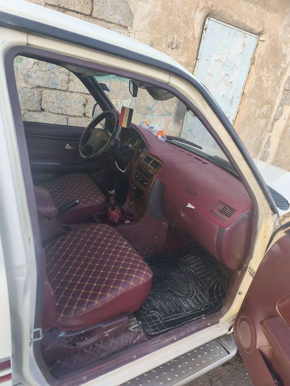 دير 2009
سنويه جديده 2030
رقم جديد مصفره غرامات
ماكينه مابيها صرف ولا نفخ
بيها صبغ اكثر من مكان 
سياره ما تصرف عليها تركب وتمشي
***********
