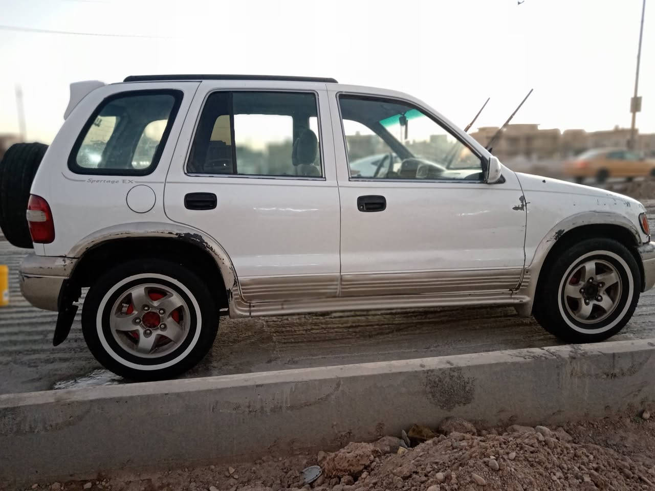 كيا سبورتج موديل 2000 محرك 2000 دوش مسكر بيها خيط رقم بغداد موازي سنوية ساقطة ب 22 بيها جاملغ الايمن بي ضربة مانازلة جوة السيارة بلادية بدون صبغ بدون ضربة تبريد شغال تخم تاير ابو الخط كير اوتوماتيك السيارة بالعمارة وراعيها ميسان السعر 45 الاتصال على الرقم ***********
