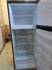 تخم باله نظافه 90% للبيع وايضا ثلاجة حجم كبير 19 قدم مستعمله وايضا شاش...