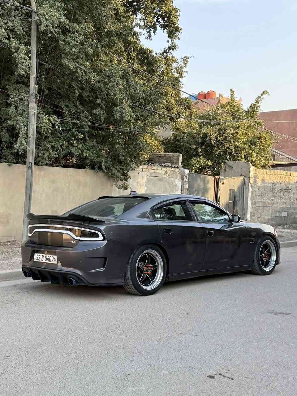 السلام عليكم للبيع جارجر r/t 2018 مكينة 5700
السيارة بدون ايرباك حادث دعامية امامية فقط السيارة رقم اربيل تحويل مباشر ثاني يوم السيارة فول عدا الفتحة ورادار 
عليها تخم ويالة ويلد حجم 20 بنيد ودعاميات srt بلكات ريسنك فيتبم ريسنك ولف حماوة ماشميتو برمجة مصطفى ايكل 
السيارة جاهزة من كل النواحي 
معروضة 213 وبيها مجال بسيط 
***********
