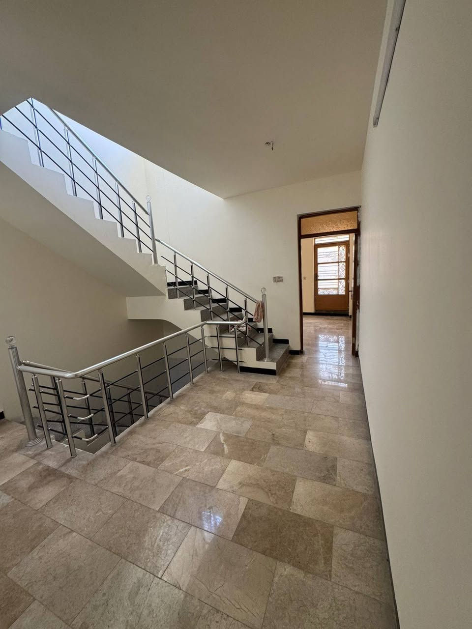 بيت حديث للبيع حي الجهاد الضباط 

مساحة البيت ٧٥ متر
واجهه ٥ نزال ١٥ 
خلف الاربع شوارع
البيت جدا نضيف وحديث بناء 2022درجة اولى موقع ممتاز 

بي 3غرف نوم 
وصاله ومطبخ وحمامات السعر خاص رقم الهاتف ***********
