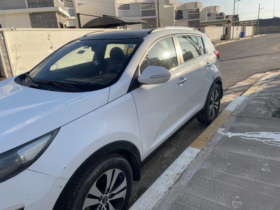 كيا سبورتج ٢٠١١ وارد خليجي
السيارة ماشية ١٤٠ الف كيلو 

كفالة عامة 

بيها اربع اصابع الباب الخلفي عكس السايق صبغ فقط 

السيارة ماناقصها برغي على وضع الشركة مال بيت 

للتواصل : ***********
واتساب :  ***********
