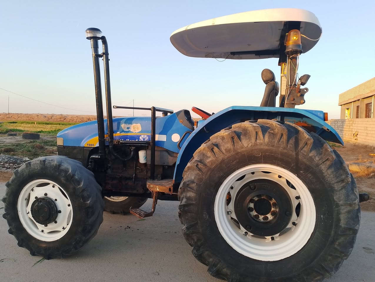 السلام عليكم
للبيع نيوهولند80 موديل 2010
مكفوله كفاله عامه مكينه خير من الله كهربائيات كلها شغاله مجفته جديد رقم ديالى بأسمي تحويل ثاني يوم 
المكان واسط للاستفسار ***********
