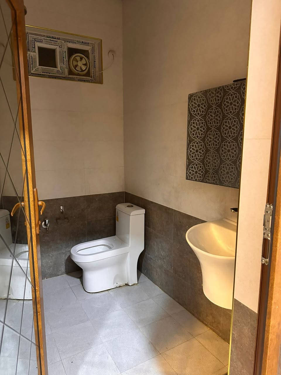 يا الله
يتوفر دار للايجار ٢٠٠م جديد طابق واحد ٢غرف كبار
مع صاله ومطبخ استقبال معزول  وطارمه وصحيات ٢
العنوان قرب جامعة اهل البيت بمجمع سكني خدمات كامله
***********
