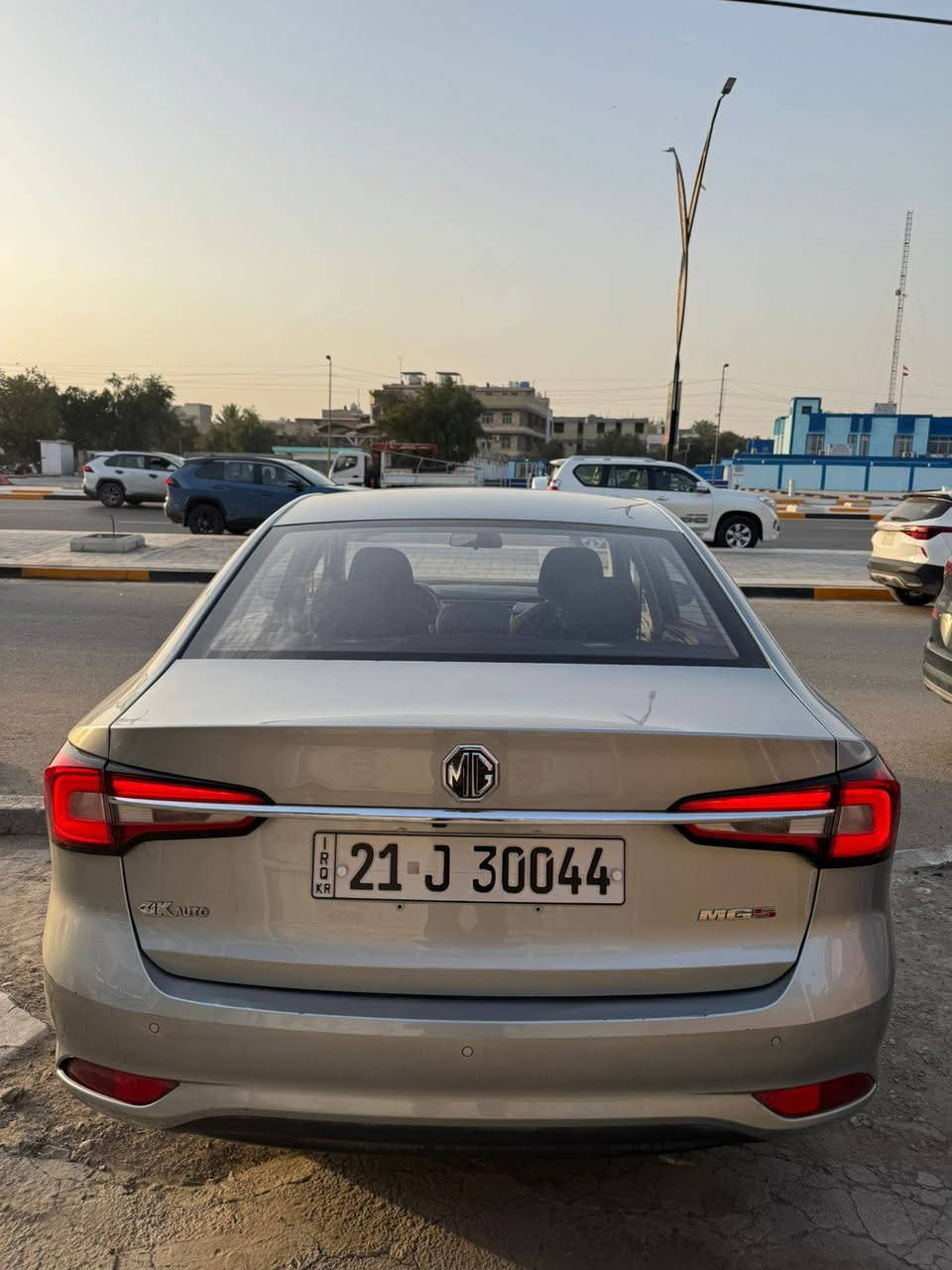 MG 5 2022 com فئة النص فول
📌 اللون: سلفر
📌 المدينة: سليمانية
📌 رقم تسجيل: شمالي سليمانية تحويل مباشر
📌 نوع الوقود: بنزين
📌 ناقل الحركة: أوتوماتيك CVT
📌 عداد / حالة: 47 الف كيلو متر للسيارة (بحاله ممتازة  جيدة) 
📌 : حساسات + كاميرا
السيارة كلين ما بيها حادث فقط الدعامية والدواسة مال باب الخلفي موضحات بالصور ثنينهن
السعر ٩٥ ورقة
للتواصل ***********
