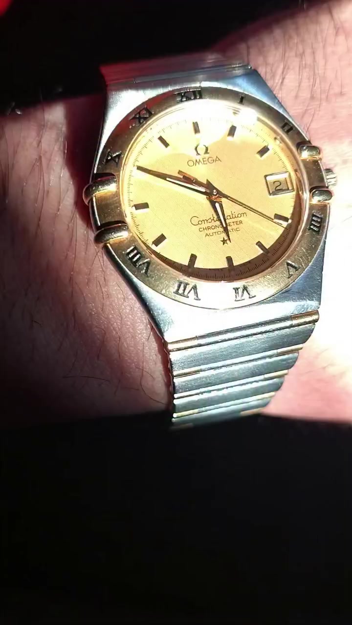 ساعة أوميغا كونستليشن (Omega Constellation) أصلية - حالة ممتازة
الأردن عمان 00962789974455
الوصف:

الموديل: أوميغا كونستليشن كرونومتر (Omega Constellation Chronometer).

نوع الحركة: أوتوماتيك (Automatic) ذاتية التعبئة، معتمدة ككرونومتر عالي الدقة.

المواد: ذهب أصفر عيار 18 قيراط وفولاذ مقاوم للصدأ (Steel & Gold).

المينا (الوجه): لون ذهبي (Champagne Dial) مع عرض تاريخ عند الساعة 3.

المقاس: 35 ملم (مناسبة للرجال والنساء - Unisex).

الزجاج: ياقوت (Sapphire Crystal) مقاوم للخدش.

المميزات: التصميم الأيقوني بالمخالب الجانبية والأرقام الرومانية المحفورة على الإطار الذهبي.

الحالة: (اذكر حالة الساعة الحقيقية، مثلاً: مستعملة بحالة الوكالة، تعمل بدقة ممتازة).


**إذا كنت صاحب هذا الإعلان وتريد حذفه لأي سبب، رجاءا أرسل رسالة إلى الدعم الفني**