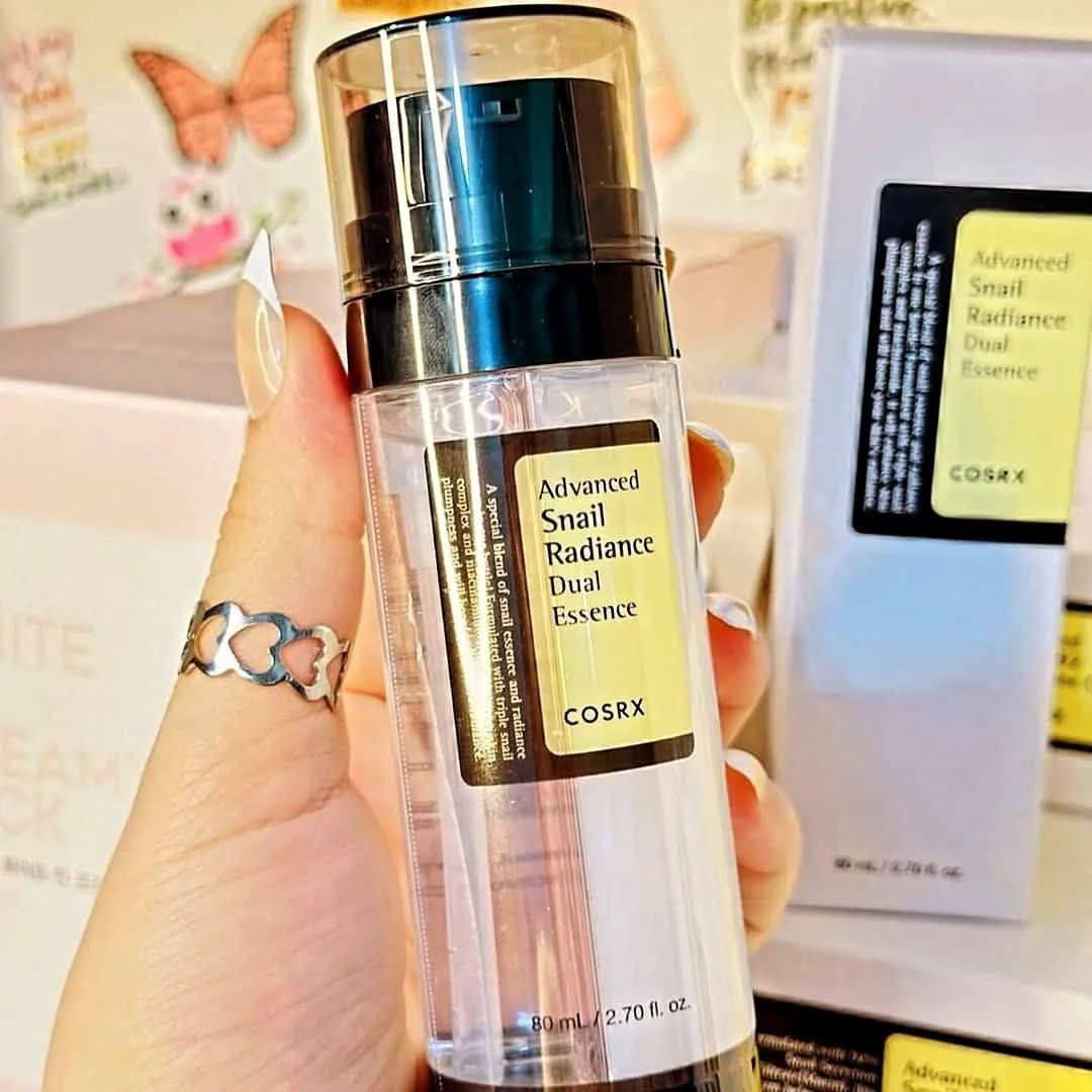 ✨سيروم كوزركس Advanced Snail Radiance Dual Essence  COSRX. سيروم مزدوج يجمع بين فوائد مستخلص الحلزون ومكونات تعزيز النضارة في عبوة واحدة. يجمع بين موسين الحلزون والنياسيناميد لتعزيز نضارة البشرة ومرونتها يعمل على ترطيب البشرة بعمق وتوحيد لونها.يأتي بحجم 80 مل.تتميز تركيبته بأنها سريعة الامتصاص ولا تترك ملمساً لزجاً.

✅ والفوائد الرئيسية:-
✔️تركيبة مزدوجة يحتوي المنتج على أنبوبتين داخليتين تضخان السيروم معاً عند الاستخدام؛ إحداهما توفر المرونة والترطيب، والأخرى تعزز نضارة وإشراق البشرة.
مركب الحلزون الثلاثي (74.3%): يجمع بين ثلاثة أنواع من مخاط الحلزون (الأرضي، والأسود، والذهبي) لترطيب البشرة بعمق وتحسين مرونتها.
✔️النياسيناميد (5%) يعمل على تفتيح لون البشرة، وتقليل البقع الداكنة، وتقوية حاجز الجلد.
✔️الترطيب والامتلاء يساعد السيروم على جعل البشرة تبدو ممتلئة وصحية، كما يعالج الجفاف والخشونة دون ترك ملمس لزج.
#الاصلي المنشأ كوريا 🇰🇷💯

🚘 يوجد خدمة توصيل لجميع محافظات العراق 🚘


**إذا كنت صاحب هذا الإعلان وتريد حذفه لأي سبب، رجاءا أرسل رسالة إلى الدعم الفني**