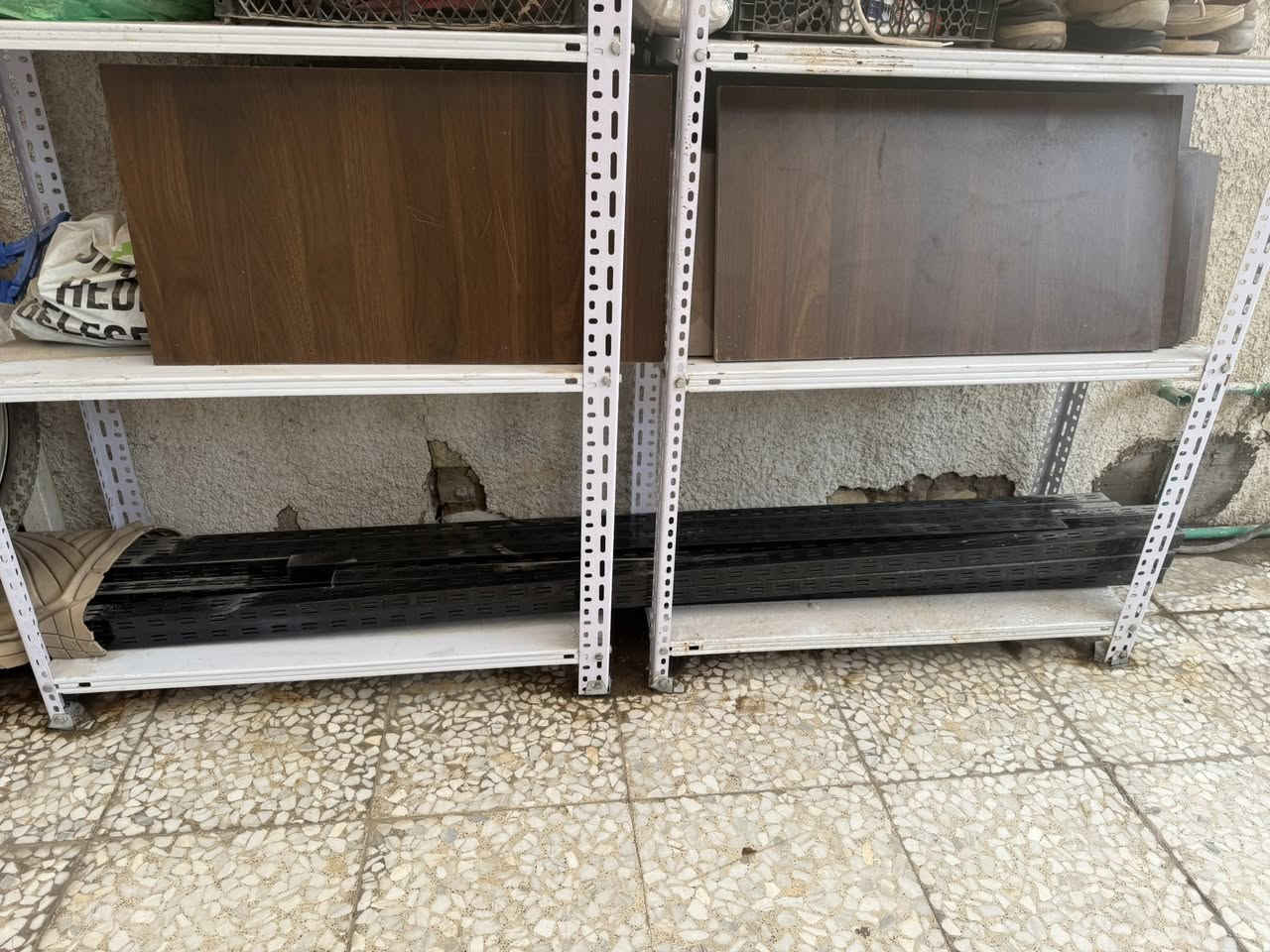 السلام عليكم رفوف محلات عرض للبيع موضح كما في الصورة للاستفسار الاتصال على الرقم ***********
