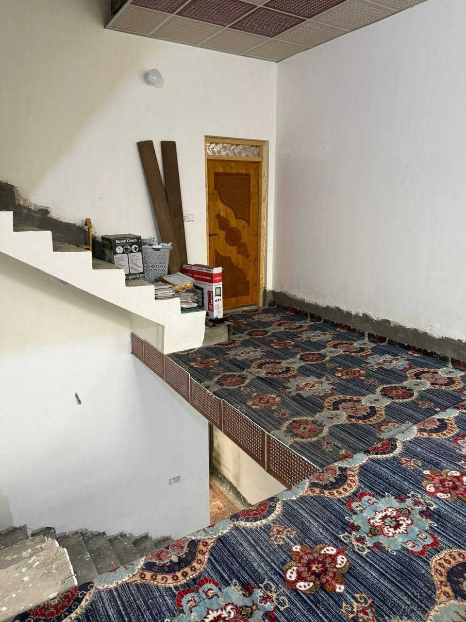 عندي الكم "بيت لقطة"  طابو صرف  في كربلاء الإنتفاضه الرابعة وموقعه جداً مميز وقريب من (الدرة)
 ومساحته ١٠٠ متر طابق ونص بناء طابوق صب كونكريت بعده توه مبني 
، وكاعدين بي حالياً يعني جاهز للسكن.

مواصفات البيت:

الطابق الأرضي: غرفة نوم، صالة واسعة، مطبخ، استقبال، وصحيات (داخلية وخارجية).

الطابق الأول: غرفة ثانية وصالة.
النواقص: يحتاج فقط (أرضية،(الارضية صبابه)- ستارة-بيتونة)   والباقي كامل وما بي أي نقص.

السعر: ١١٥ مليون، وبي مجال طيب للشراي 
راسلنا واتساب سيتم تحويلك لراعي الدار،مباشرتا ••لانستقبل اتصالات فقط واتساب وسيتم تحويل على صاحب العقار مباشر
 الواتساب : ‎0774 792 9882
