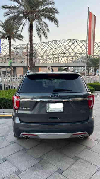 السلام عليكم 
فورد اكسبلور موديل ٢٠١٦ رقم بغداد 
فول مواصفات لمتدد تو ويل 
**استيراد خاص كلين تايتل مكفوله **
ماشيه ١٣٠ الف 
مواصفات :- 
محرك ٦ سلندر ٣.٥ لتر 
اناره LED 
بصمه تشغيل عن بعد 
ستتم سماعات SONY 
مري كهرباء شفط 
فتحه سقف بنوراما 
كشن ذاكرى جلد تدفئه وتبريد 
حساسات امامي وخلفي +كامرا امامي وخلفي 
ويل كب حجم ٢٠ 
٧ راكب و٣ قطع تبريد 
مقاعد الصف الثالث كهرباء ⚡️ 

السياره بيه ملاحظات بسيطه بلبدي شخوط ومكفوله كفاله عامه من الصبغ وبارد  
*ملاحظه:- جميع تبديلات الدهن وصيانه الدوريه  داخل شركه فورد القاصد حصرا 
سعره 178 ورقه 
مكانه بغداد 
*********** بغداد
