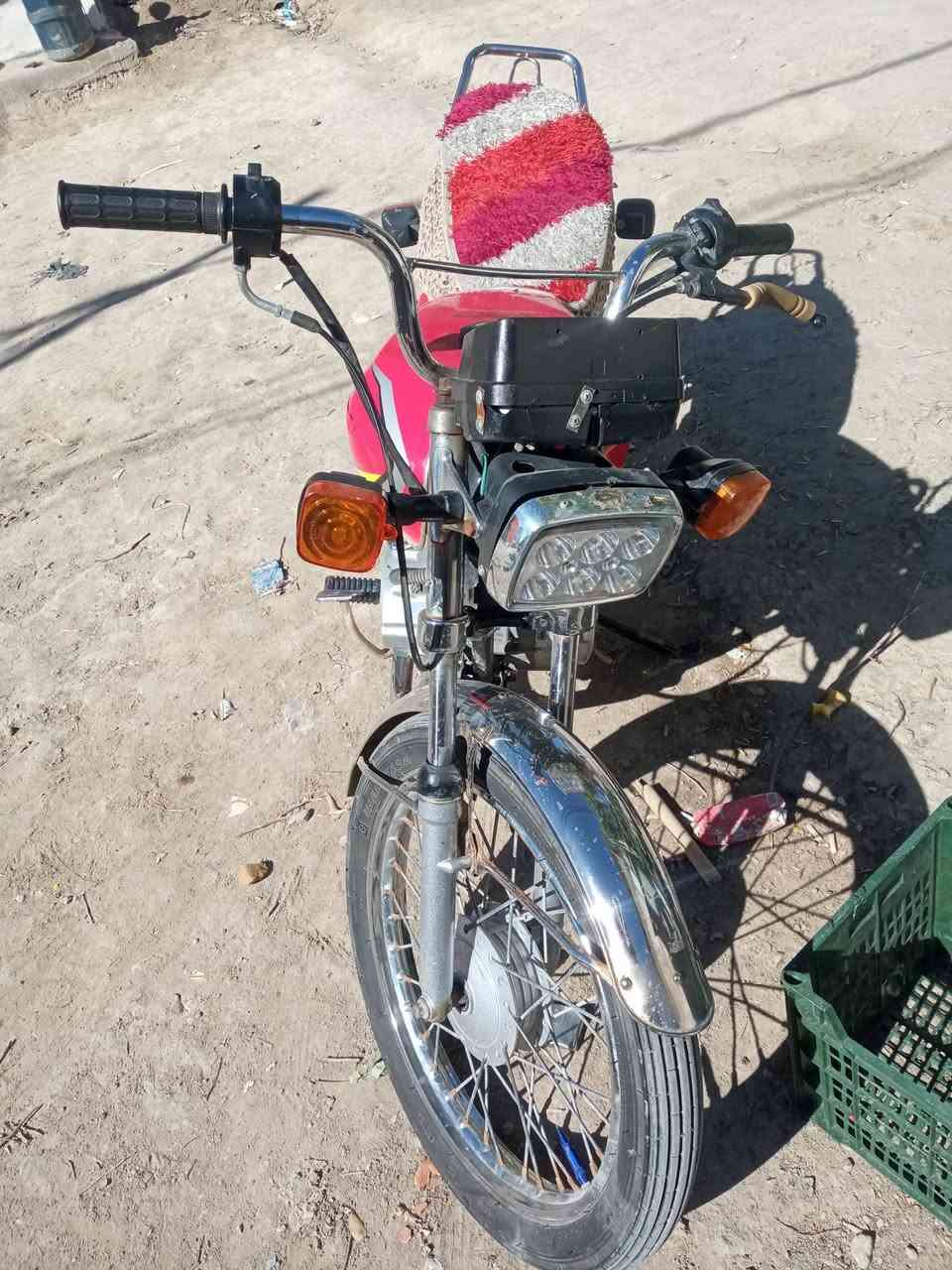 السلام عليكم دراجه سيڤان (كلك)  محرك ٢٠٢١ نضيف اشاير شغالات تاير خلفي جديد سلف تشتغل عوزهه باتري يعني يرادلهه ترتيبات سعرهه ٣٥٠ وبيهه مجال قليل /(***********)
