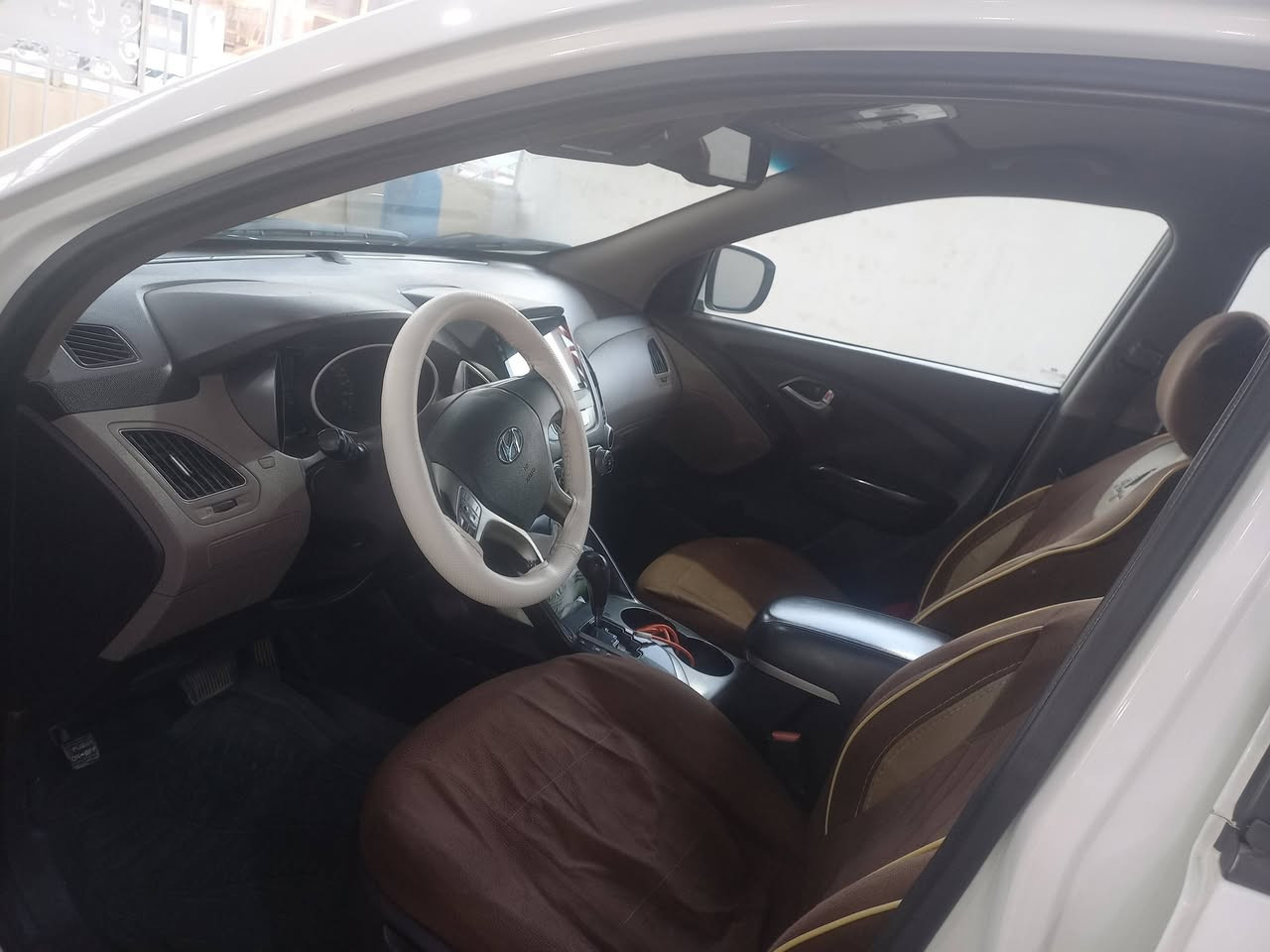 سلام عليكم توسان ٢٠١٤ مكفول عدا باب سايق بارد *********** سعر ١٤٥
