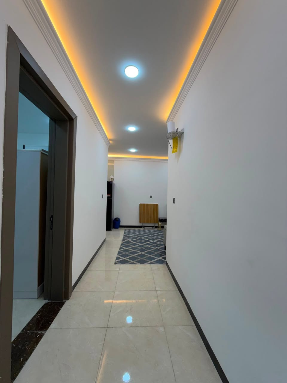 � شقق مؤثثة للإيجار – الكرادة 🏠
✅ غرفتان نوم
✅ صالة مريحة
✅ مطبخ متكامل
✅ حمام
✅ مؤثثة بالكامل وجاهزة للسكن
✅ مصعد حديث لخدمة السكان
✅ كراج خاص للسيارات
✅ مناسبة للعوائل والسكن الهادئ.

📞 للاستفسار والحجز:
***********

🏢 كما يمكنكم زيارة مكتبنا للاستفسار والحجز على العنوان التالي:
الكرادة داخل - مجاور دايموند مول / شارع علاء حداد.

🔹 شقق نظيفة ومجهزة بالكامل وجاهزة للسكن الفوري.
🔹 العدد محدود، والأولوية للحجز المؤكد.
🔹 أهلاً وسهلاً بكم في أي وقت للاستفسار أو المعاينة.
