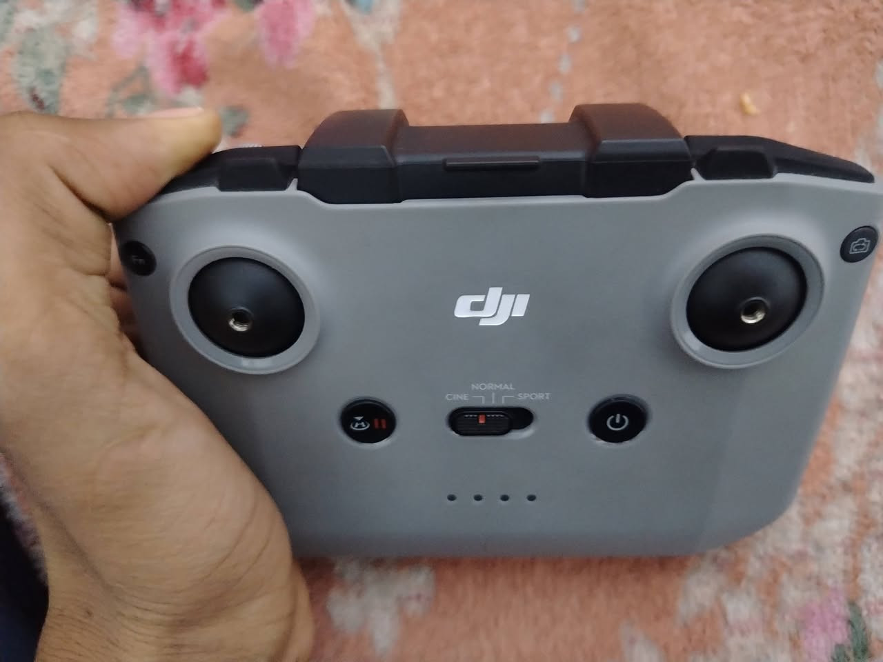 سلام عليكم درون مني 2 كومبو نضيف طيران قليل سعره 600  رقم *********** ملحقات كامله
