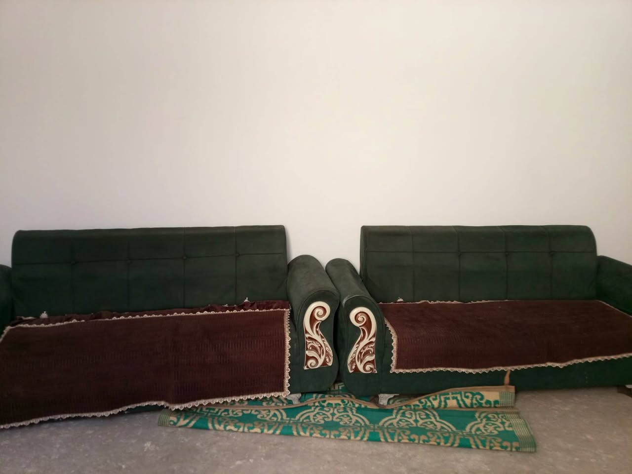 السلام عليكم تخم 8 مقاعد للبيع نضيف السعر 100 وبي مجال مكاني بغداد جسر ديالى الجديد هذه رقمي للاستفسار ***********
