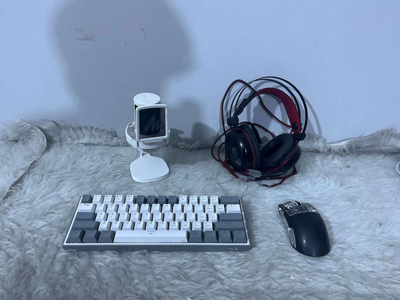 PC للبيع مع ملحقات

💻 مواصفات الجهاز:

🖥️ نظام التشغيل: Windows 11 Pro 64-bit

🧠 المعالج: Intel Core i5-10400F @ 2.90GHz (الجيل العاشر)

🎮 كرت الشاشة: AMD Radeon RX 580 8GB (XFX 2048SP)

🧩 الرام: 16GB DDR4 Dual Channel 2x8

🛠️ المذربورد: Gigabyte H410M H V2

💾 الخزن: SSD M.2 Lexar NM620 1TB
Power Supply Kratos 600 watt

🎁 الملحقات تشمل:

🖱️ ماوس X11 Attack Shark يعمل فقط كيبل 

🎤 مايك من شركة Maono

⌨️ كيبورد Redragon K617

🎧 سماعة Redragon (حالتهـا تعبانه شوي مثل ما موضح بالصور)

✅ جاهز للاستعمال مباشرة

السعر 625 كامل كيس + ملحقات لا يتوفر توصيل مكاني البنوك.


**إذا كنت صاحب هذا الإعلان وتريد حذفه لأي سبب، رجاءا أرسل رسالة إلى الدعم الفني**