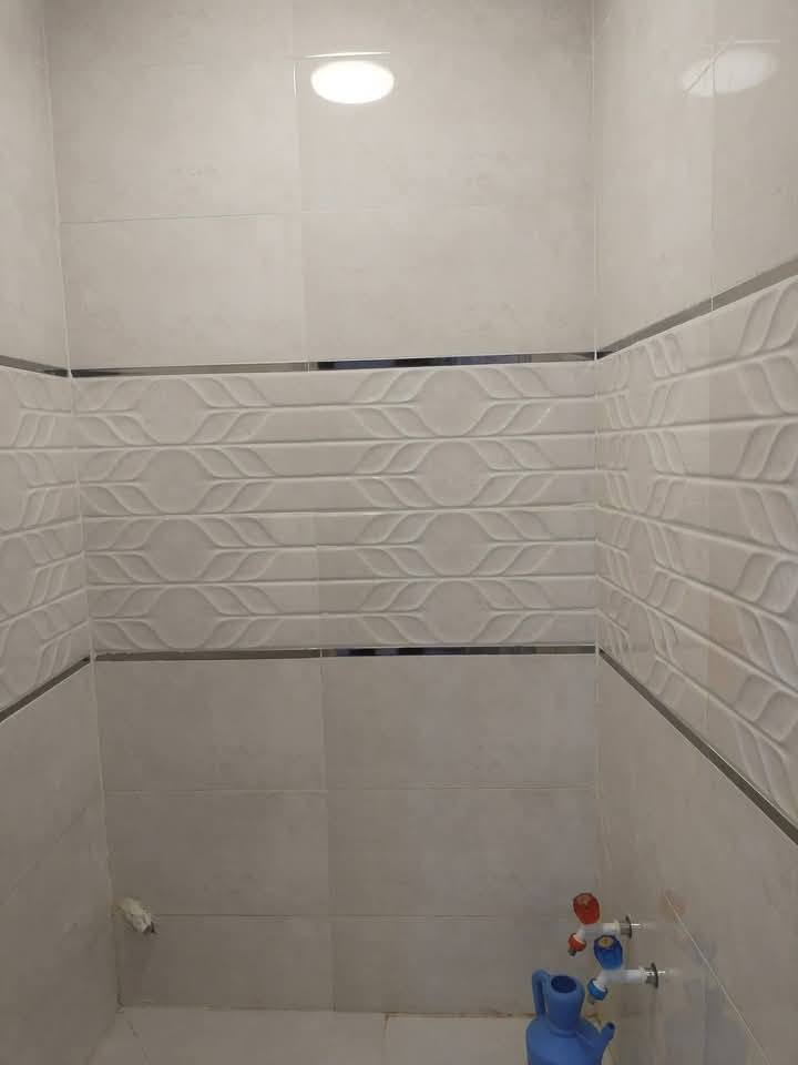 سلام عليكم دار للبيع ناحيه السيدناويه قرب مدرسة صفي دين زراعي مساحة 100 متر طابق ونص بناء طابوك كونكريت مسلح رباط وسقف طابوك طابق لأول غرفه وهول ومطبخ ستقبال مع صيحات داخل و خارج منور وطابق الفوك يحتوي علئ فرفه مع سويت داخلي مع هو سعر 68ستفسار الرقم واتساب أو تصال ما متواجد عله فيس ***********
