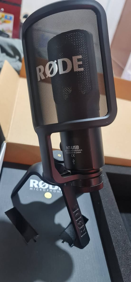 السلام عليكم .. مايك نوع rode nt-usb للبيع ( الأصلي مو الكوبي )
المواصفات : 
ميكروفون USB بكبسولة مكثّفة بجودة استوديو،
مضخم Revolution فائق الهدوء لصوت صافي بدون تشويش،
مراقبة مباشرة بدون تأخير + معالجة APHEX احترافية،
اتصال USB-C بدقة 24bit/48kHz ويشتغل على كمبيوتر وموبايل،
ويجي وياه فلتر بوب وحامل – جاهز استخدام فوراً.
مثالي للبودكاست، و الفويس أوفر والبث المباشر.


**إذا كنت صاحب هذا الإعلان وتريد حذفه لأي سبب، رجاءا أرسل رسالة إلى الدعم الفني**