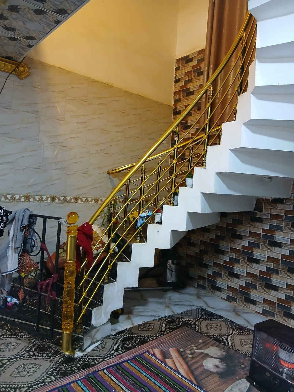 السلام عليكم بيت في تقاطع القدس دور الزراعة قرية عداي مساحة ٢٧٠ قاطين ٤ غرف نوم صحيات فوق و جوة كاملة شارع تبليط طابو زراعي سند ٢٥ للستفسار اكثر اتصال ***********
