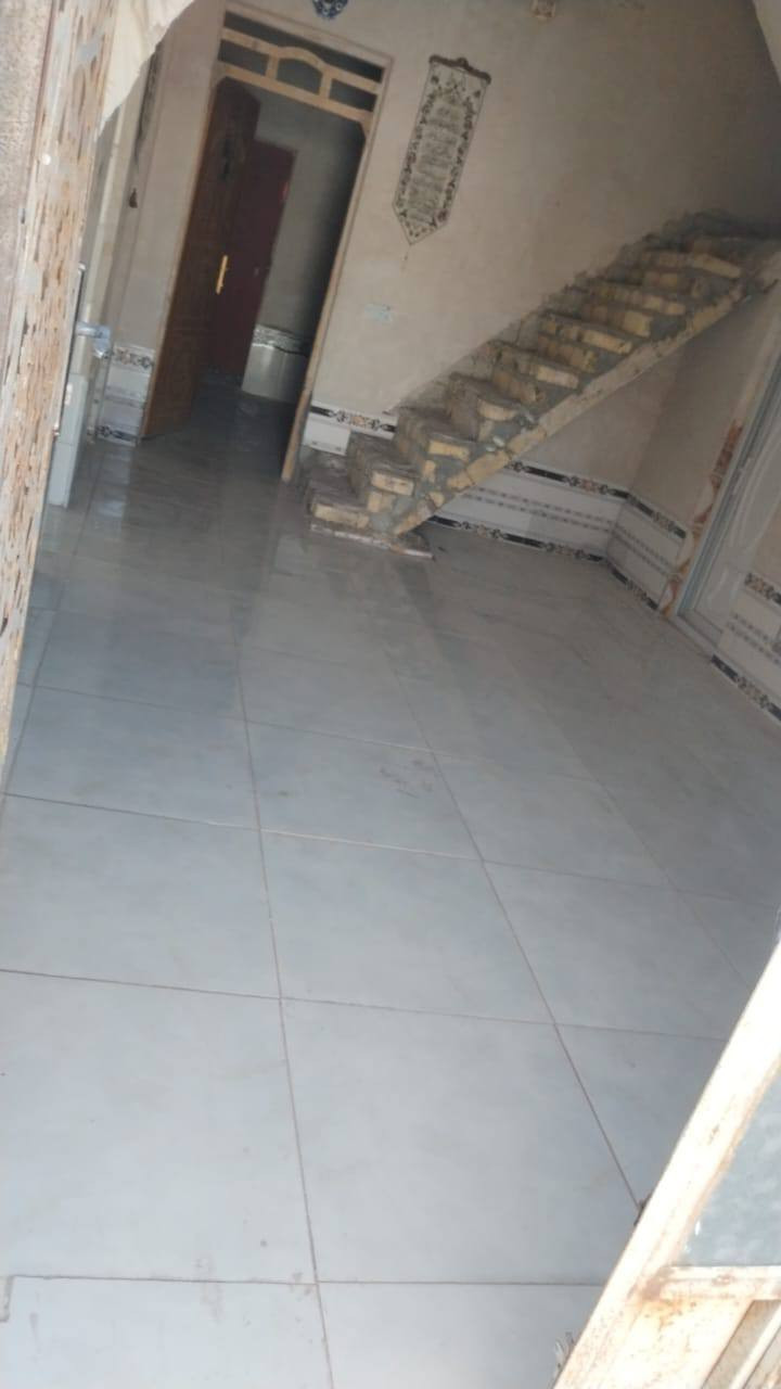 سلام عليكم عندي بيت للبيع ابحي ابو سكينء المساحه 180 البيت بلوك كلاب البناء جديد صار سنه ونص مبني عالي عن شارع البناء غرفتيم وصاله ومطبخ وحمام داخلي وحمامات خارجيات وبيتونه كبيره عل كد الاصاله وبيه مكان مال براني ومحل وكراج الخدمات ماي مجاري و كهرباء وتبليط وسعر عل خاص ورقمي أبيه واتساب *********** واسف عل طاله
