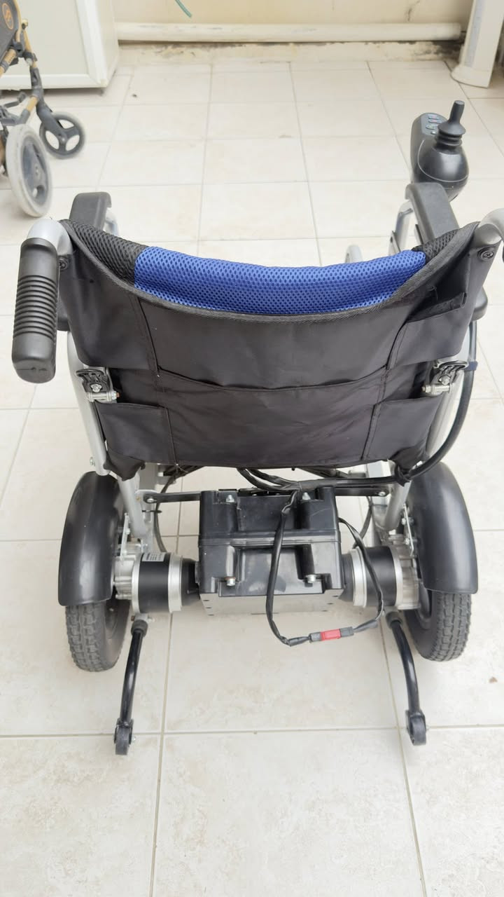 ‏سلام عليكم عندي هاي عربانة كهربائية  
‏و الله حتى اشتريتها ما استعملها مخليها بالحوش 
‏إذا أحد يريد يشتري أخلي الرقم مالتي ***********واتستا اتصال ￼ ￼
‏موجودة هي والأغراض مالتها 
‏سعر القديم أني اشتريته 750$ ￼￼￼
￼￼
