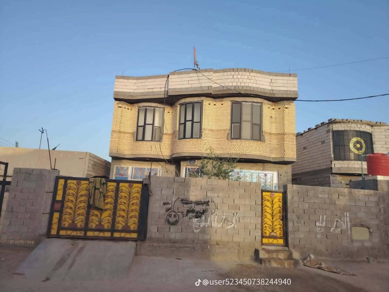 #اسعد الله اوقاتكم بكل خير 👾📮
#دار سكن للبيع 🏩
طابوصرف  زراعي عراقي 📝
المساحه ٢٧٥متر  ✅
#السعر ١٦٥ مليون وقابل التفاوض 
👾👾👾👾👾👾👾👾
جاهز للسكن
البناء بلوك طابقين يحتوي طابق الاول على غرفتين نوم وصاله ومطبخ وستقبال وكراج حديقه مطبخ وطابق الثاني يحتوي على ٣ غرف نوم وصاله وصحيات 
السقف صب كونكريت 
⭕

،🌿🌿🌿🌿🌿
              ----------------------
#كراج كبير 🚗
مع ترك يحيط بالبيت من جميع الجهات ⭕
#العنوان البصره ابو الخصيب منطقه ابو الجوزي خلف الملعب الخماسي بقرب اسواق ابو خضير
#البعد تنزل كيلو متر عن السادين ع التبليط الداخلي البيت أمام الشارع 🏩______

#للاستفسار التواصل معنا هنا *********** ***********
