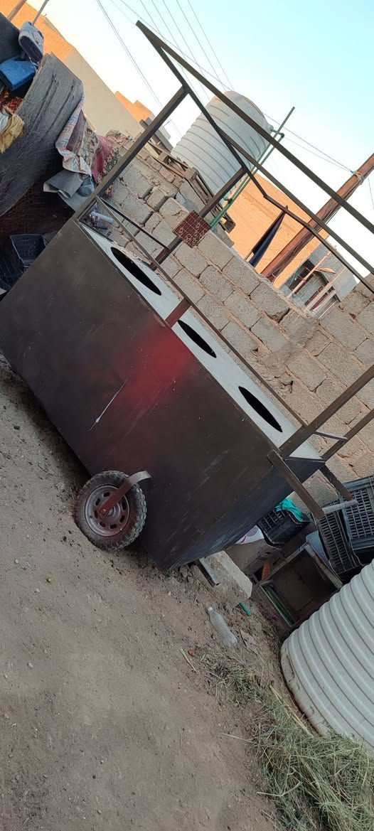 تتوفر غراض متنوعه غراض محل دجاج معالف وبراميل خزن دجاج ومذابح ومفرغة ومولدات اثنين وهلاسه وسخان وتانكي مي سعه 1500لتر وميزان كبير 300كيلو وعربانه تسكام تصلح للمواكب ولبيع العصائر والحلويات وقفص دجاج حديد وميز حديد مال مخابز مع الدكتات ومجمدة عارضة لد جديدة للاستفسار  شراي اتصال وتدلل ***********العطيشي قرب مدرسة الهجرتين
