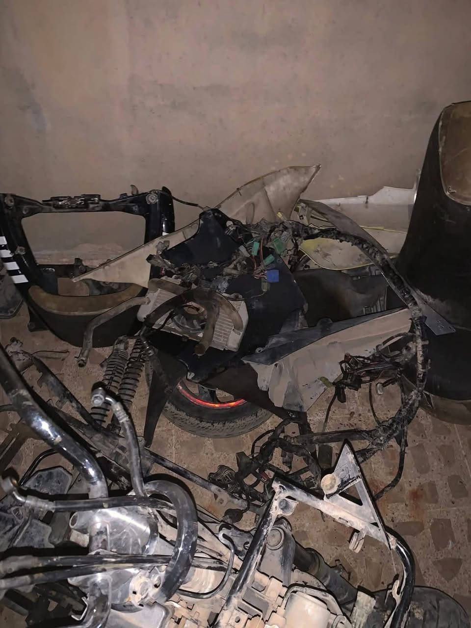 غراضه تفصيخ فورزه 08  بلاش البلاش توصيل جميع محافظات العراق كفر اصفر كامل مع الايتات ب60 الف 
طخم بك لايت ب30 الف جديد 
دبلات اماميه شرط سعر25 الف خلفيه20 الف
بصمه شرط الشغل ب 50 الف
ضفيره كامله ب25 الف
ويل امامي مع التاير 30 الف
كفر اسود كامل 30 الف 
توصيل متوفر ***********
