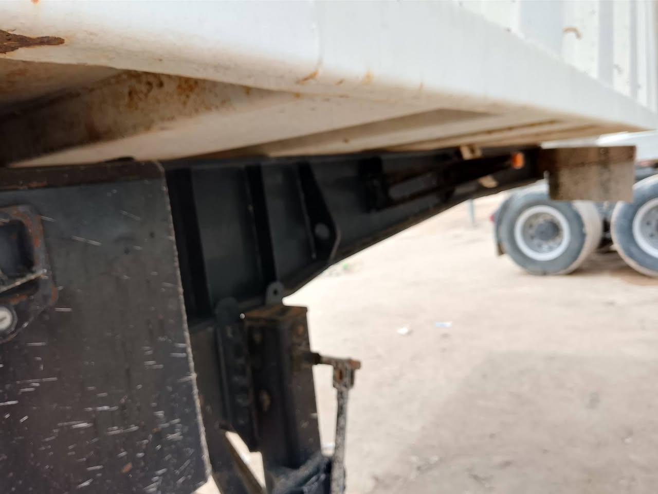 عربانه ماموت اصليه اماراتيه 2011 تخم تاير مكفوله كفاله عامه ***********
