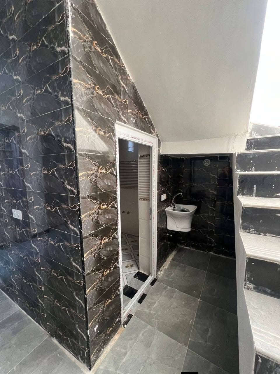 يا الله اليوم عندي عرض كلش مرتب
بيت 🏡 مساحه ١٥٠م على شارع عام 
يحتوي على ٢غرفه نوم 
وصاله وحمامات داخليه وخارجيه واستقبال 
وكراج شي مرتب بعد ستوه كامل على اخر حبه 
الموقع 
عرصات الحاج حيدر حجي هندي قرب مولده نصير حول الخصيمه الاستفسار اكثر الاتصال على الارقام التاليه 
***********
