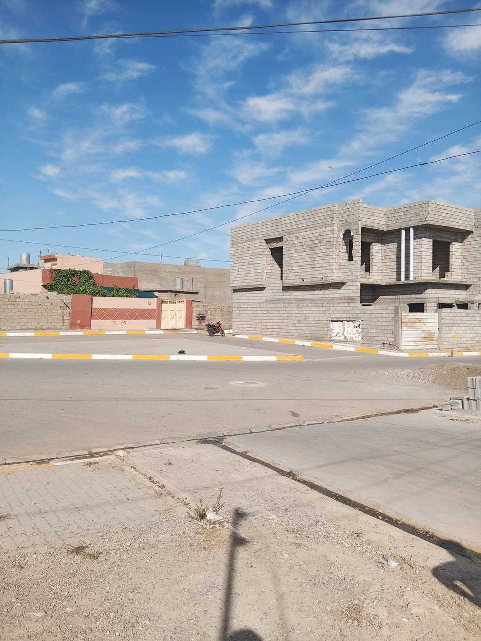 بيت للبيع ركن .. قرب بيت جاسم زنكنه القديم 
او خلف مدرسة الاماني 
خدمات كامل مكمل 
المساحة الكلية 152 متر 
البناء الحالي 120 متر 
واجهة 6 متر 
سقف البيت سندويچ 
بناء قديم.
السعر 24 مليون بي مجال قليل للشراي
***********
