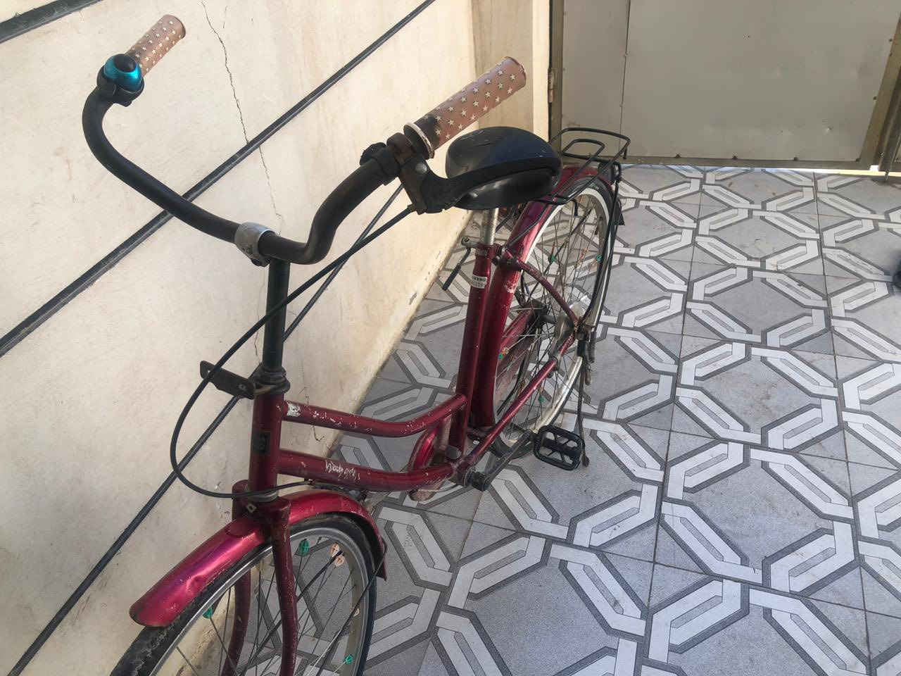 السلام عليكم.. متوفر هذا البايسكل الموضح بالصور، نظيف وحلو ومثالي للمشاوير القريبة أو الرياضة.

التفاصيل:

اللون: ماروني (دم الغزال) مثل ما واضح بالصور.

الحالة الميكانيكية: البايسكل شغال وما بي نقص قوي، بس بي ملاحظه بسيطة للأمانة:

الويل الأمامي: بي عوج بسيط جداً (عادي وما يأثر على المشي). حجم 26

السعر: 70 ألف دينار عراقي فقط.

 بي مجال "شئ بسيط" للشراي المباشر، وتدللون.

المكان: [البياع دوانم الشرطه الخامسه ]
للتواصل: عبر الرسائل أو الاتصال: [***********]

