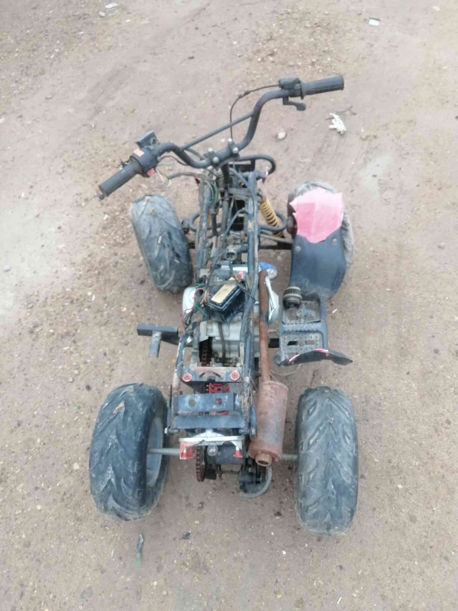 السلام عليكم شبباب دراجه رباعيه حجم الوصط بدون كفرات دراجه متروكه صار هواي بس نكره صلف شغاله كلشي مابيها نقصها باتري وبريك خلفي بس تفيدك تعال خاص او اتصل السعر100الف او مراوس بتلفون. المكان فلوجه قريه المختار ***********
