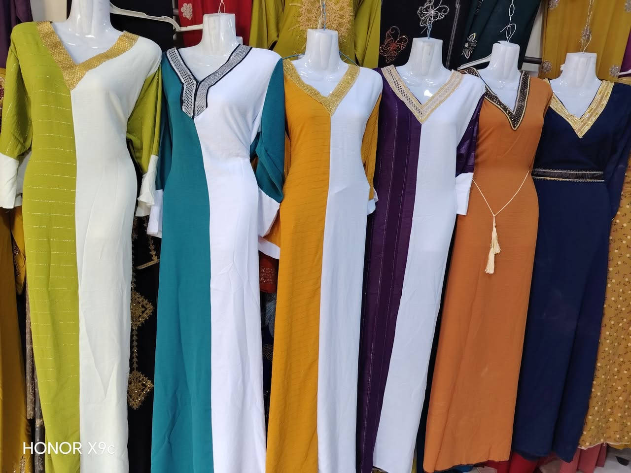 بسم الله والصلاة والسلام على رسول رجعنالكم وره العيد موديلات الكشمير بأنواعه والسعر بلاش ابيعلك سعر الجمله ٣٠٠٠ الدشداشه فقط كميه خير من الله
العنوان كركوك حزيران سايدين مول النخيل قرب صالون رشا محلات ابوسجاد تواصل *********** واتساب زورونا تنورونا وحياكم الله
